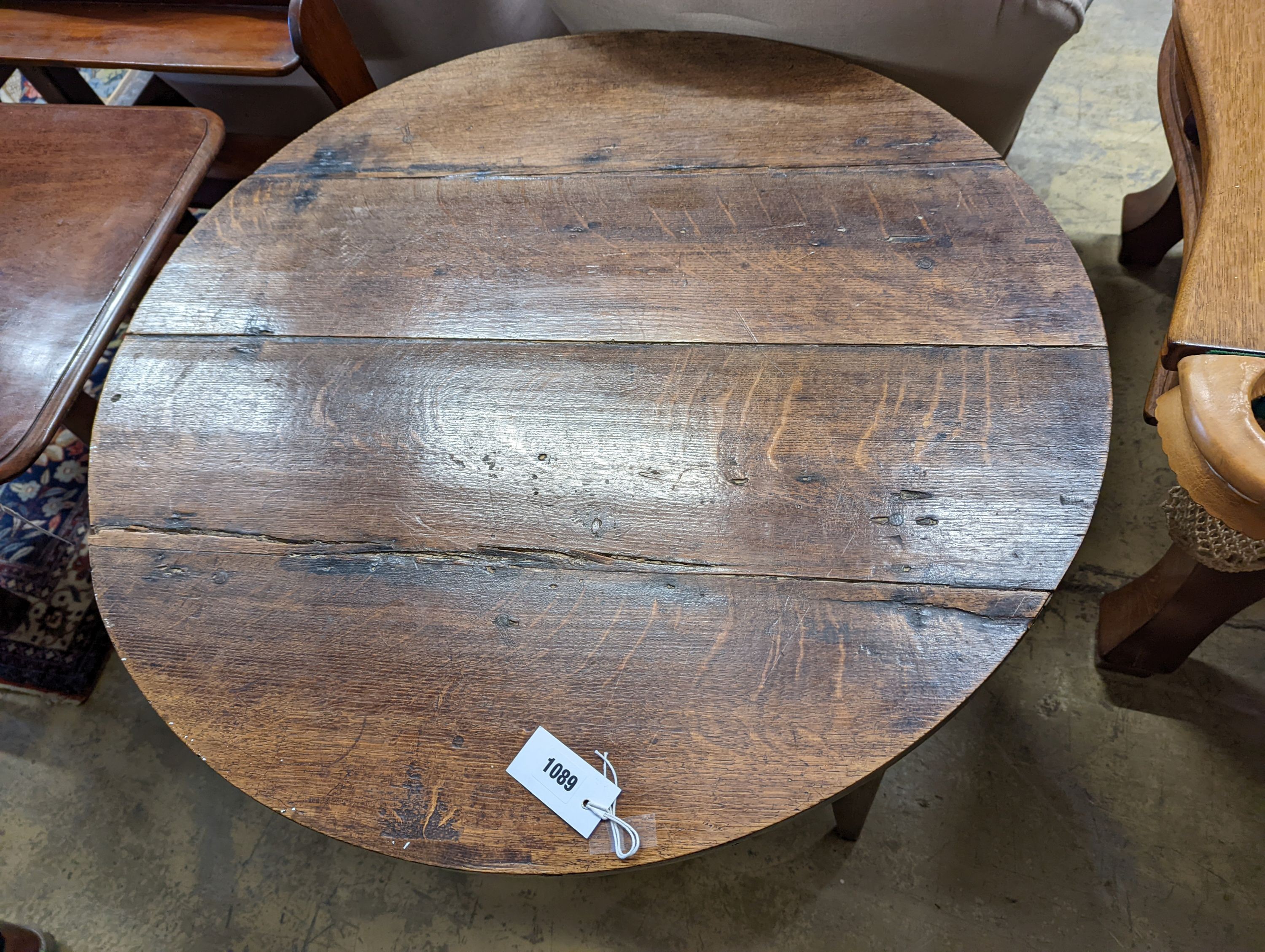 A 19th century circular oak tea table, diameter 82cm, height 69cm